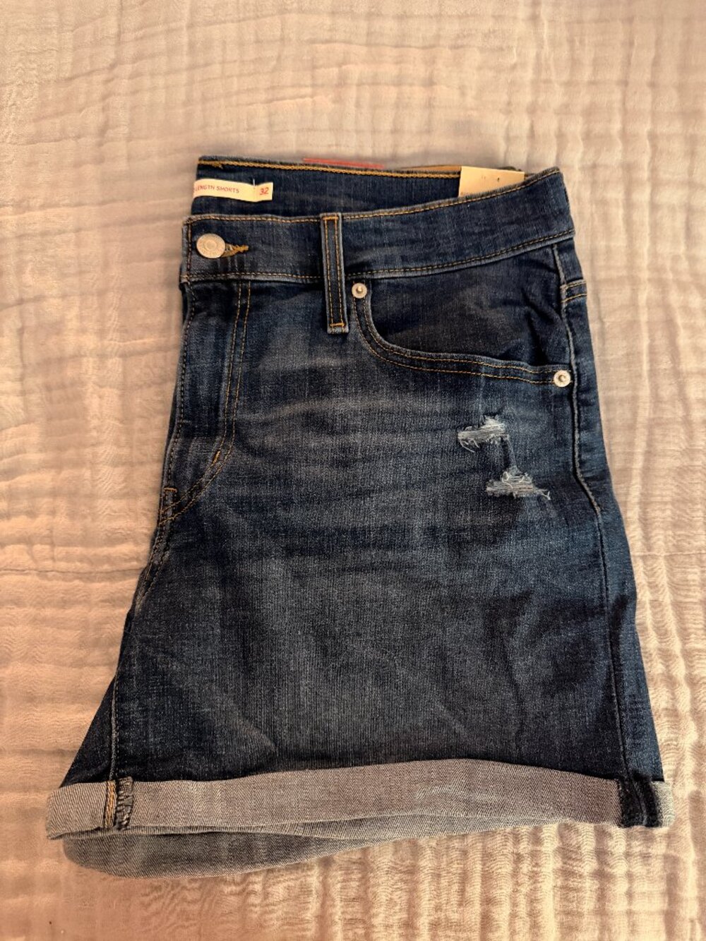 NWT - Levi's Mid-Length Shorts - Size 32